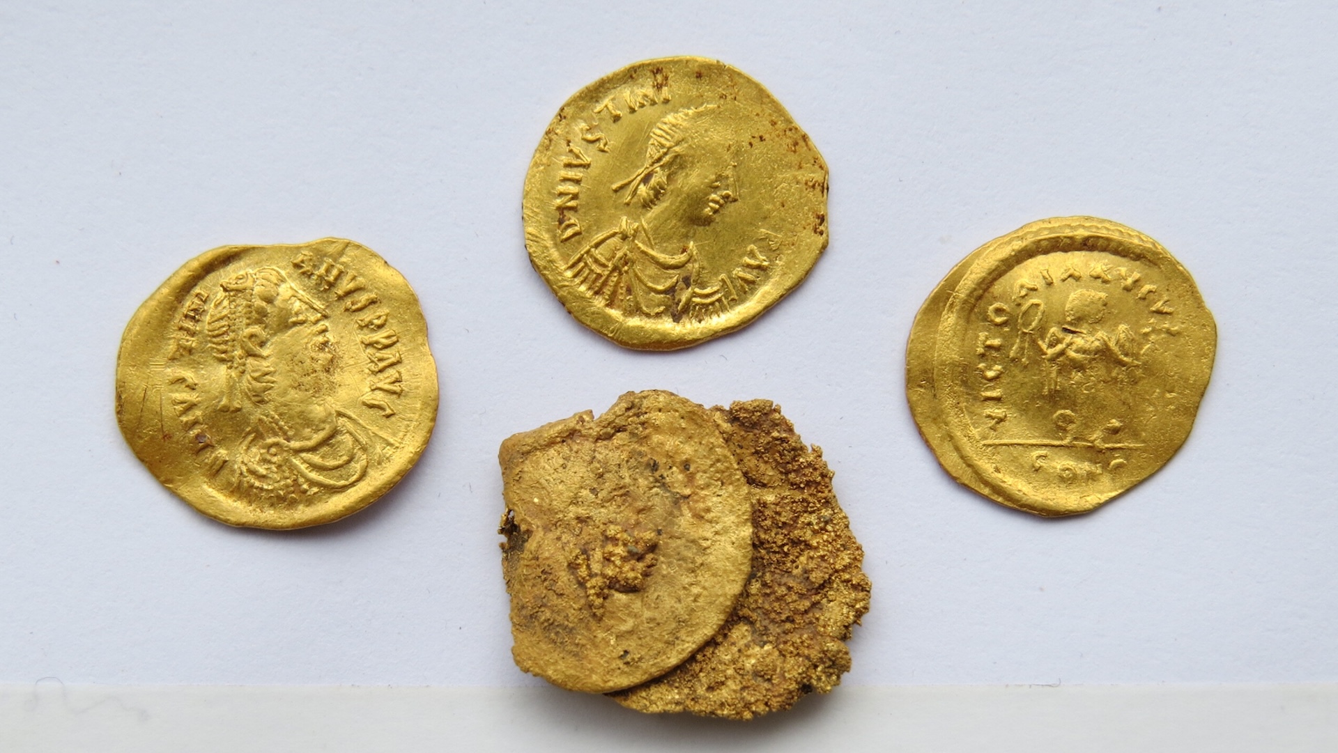 On the floor of the 10th century house lay gold coins from the 6th century